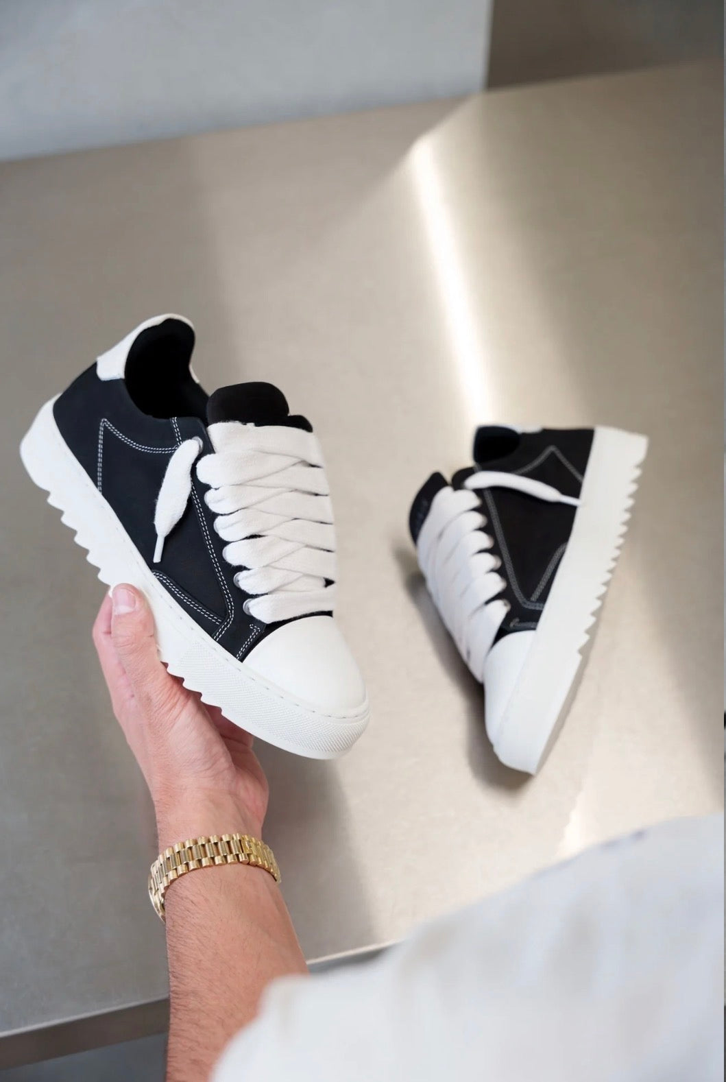 DE LÉSSED LACED SNEAKER